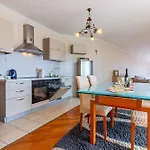 Di Di Taj With Large Balcony And Bbq 아파트