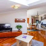 Di Di Taj With Large Balcony And Bbq