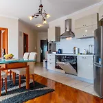 Di Di Taj With Large Balcony And Bbq * 자다르