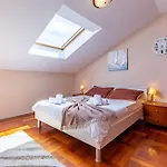 Di Di Taj With Large Balcony And Bbq