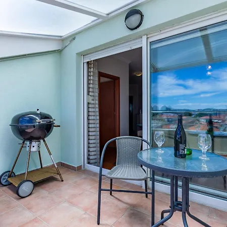 Di Di Taj With Large Balcony And Bbq Apartman Zára