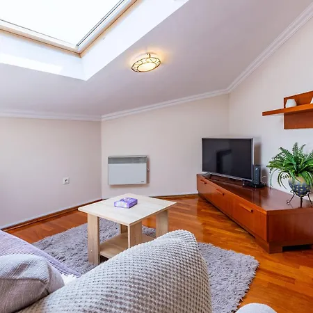 Di Di Taj With Large Balcony And Bbq