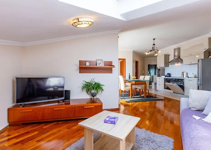 Di Di Taj With Large Balcony And Bbq